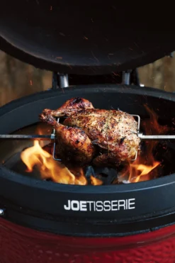Kamado Joe Drehspieß JOEtisserie® - Classic Joe - 240V -BBQ Zubehoer Verkaufsgeschäft 16055 Kamado Joe JoeTisserie Lifestyle