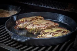 Grillfürst XXL Dutch Oven Set: Starterpaket Gusseisen - X-DEAL Mit 2 X Dutch Oven, 2 X Gusseisen Pfanne, 2x Tragetasche, Ringreiniger, Gusseisen Pflege Und Bambus-Kochlöffel -BBQ Zubehoer Verkaufsgeschäft 20079 Grillfuerst Gusseisen Pfanne 1 Gri 1 1591098651