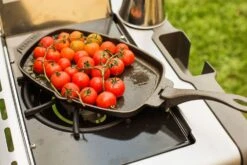 Napoleon Gusseiserne Pfanne Mit Holz Untersetzer - Auslaufartikel 6 Napoleon Gusseiserne Pfanne Mit Holz Untersetzer - Auslaufartikel -BBQ Zubehoer Verkaufsgeschäft 56008 Napoleon Gusseiserne Pfanne