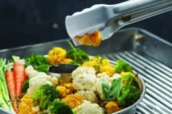 Broil King Hähnchenbräter Mit Aromapfanne 7 Broil King Hähnchenbräter Mit Aromapfanne -BBQ Zubehoer Verkaufsgeschäft 6709 Broil King Daempfer 69824