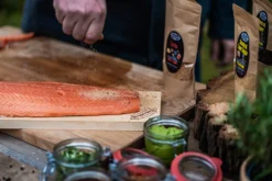 Axtschlag Flammlachsbrett Premium Line Kirsche - Klemmhalterung - Mit Patentierter Halterung Für Feuerstelle, Grillrost Und Gasgrill -BBQ Zubehoer Verkaufsgeschäft Axtscglag Flammlachs selber machen 2