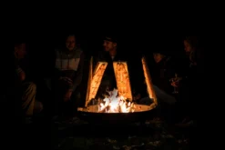 Axtschlag Flammlachsbrett Premium Line Kirsche - Klemmhalterung - Mit Patentierter Halterung Für Feuerstelle, Grillrost Und Gasgrill -BBQ Zubehoer Verkaufsgeschäft Axtschlag Flammlachsbretter Anwendung 2