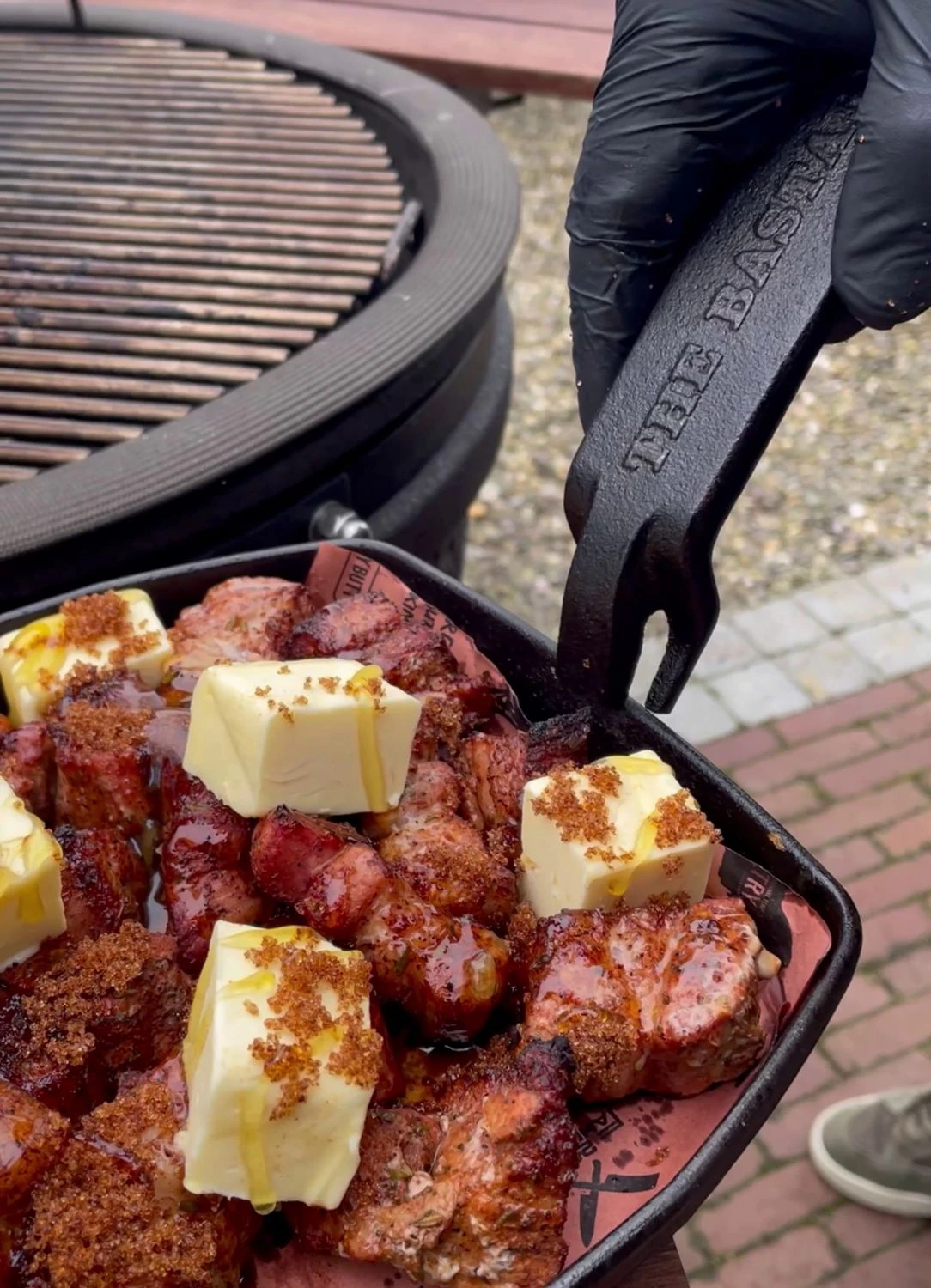 The Bastard Sizzling Plate / Gusseisenpfanne Mit Untersetzer Und Abnehmbaren Griff C/M 2 The Bastard Sizzling Plate / Gusseisenpfanne Mit Untersetzer Und Abnehmbaren Griff C/M – Bild 2