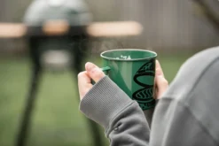 Big Green Egg Emaillebecher -BBQ Zubehoer Verkaufsgeschäft Big Green Egg Emaille Becher Lifestyle 02