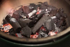 Big Green Egg Holzkohle Wildfire 5 Kg Karton - Kräuterbaum 5 Big Green Egg Holzkohle Wildfire 5 Kg Karton - Kräuterbaum -BBQ Zubehoer Verkaufsgeschäft Big Green Egg Wildfire Aroma Holzkohle abbrand