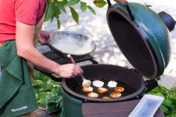 Big Green Egg Grillplatte Aus Gusseisen 2XL / XLarge / Large 5 Big Green Egg Grillplatte Aus Gusseisen 2XL / XLarge / Large -BBQ Zubehoer Verkaufsgeschäft Big Green Egg Zubereitung Apfel 117656