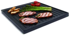 Broil King Grillplatte / Gussplatte Signet -BBQ Zubehoer Verkaufsgeschäft Broil King Grillplatte Gusseisen Signet 11221 propped 02