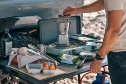 CADAC Camping Gaskocher 2-Cook 3 Pro Deluxe / 50mbar - Modell 2023 -BBQ Zubehoer Verkaufsgeschäft Cadac 2 Cook 3 Campingkocher Pro Deluxe Lifestyle