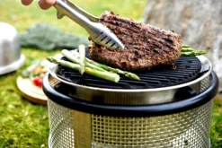 Cobb Grill Premier AIR Deluxe Holzkohlegrill - Inkl. Tragetasche, Grillplatte, Bratenrost, Pizzastein, 1x Cobble Stones 6er -BBQ Zubehoer Verkaufsgeschäft Cobb Grill AIR Deluxe Griddle Grillplatte 5