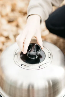 Cobb Grill Premier AIR Deluxe Holzkohlegrill - Inkl. Tragetasche, Grillplatte, Bratenrost, Garraumerweiterung Mit Hähnchenhalter, 1x Cobble Stones 6er -BBQ Zubehoer Verkaufsgeschäft Cobb Grill Premier AIR Deluxe Deckel Ventil 2