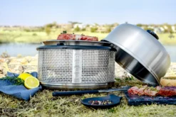 Cobb Grill Premier AIR Deluxe Holzkohlegrill - Inkl. 12x Cobble Stones 6er -BBQ Zubehoer Verkaufsgeschäft Cobb Premier Air Deluxe Campinggrill Lifestyle 1