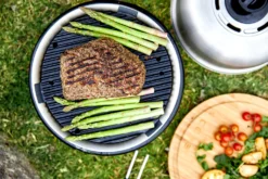 Cobb Grill Premier AIR Deluxe Holzkohlegrill - Inkl. 12x Cobble Stones 6er -BBQ Zubehoer Verkaufsgeschäft Cobb Premier Air Deluxe Lifestyle 1