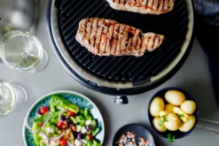 Cobb Grill Premier+ Gas Deluxe Gasgrill 50mbar - Inkl. Tragetasche -BBQ Zubehoer Verkaufsgeschäft Cobb Premier Plus Deluxe Gasgrill Lifestyle 3