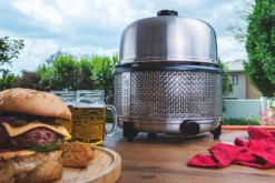 Cobb Grill Premier+ Gas Deluxe Gasgrill 50mbar - Inkl. Tragetasche, Grillplatte, Bratenrost, Garraumerweiterung Mit Hähnchenhalter -BBQ Zubehoer Verkaufsgeschäft Cobb Premier Plus Deluxe Tischgrill Lifestyle