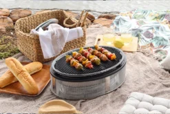 Cobb Griddle+ Grillplatte Für Cobb Grill Supreme - 2-teilig 6 Cobb Griddle+ Grillplatte Für Cobb Grill Supreme - 2-teilig -BBQ Zubehoer Verkaufsgeschäft Cobb Supreme Griddle Plus Lifestyle01