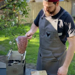 Fennek Grillschürze Grau - Imprägniert -BBQ Zubehoer Verkaufsgeschäft Fennek Grillschuerze grau Lifestyle