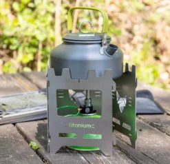 Fennek Hobo Kocher Premium Zum Klappen / Titan Mit Tasche Und Aschewanne -BBQ Zubehoer Verkaufsgeschäft Fennek Hobo Kocher Premium Titan Lifestyle