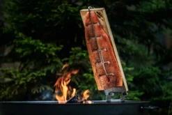 Axtschlag Flammlachsbrett Premium Line Kirsche - Klemmhalterung - Mit Patentierter Halterung Für Feuerstelle, Grillrost Und Gasgrill -BBQ Zubehoer Verkaufsgeschäft Flammlachs Axtschlag Flammlachsbrett 2
