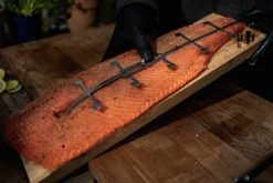 Axtschlag Flammlachsbrett Premium Line Kirsche - Klemmhalterung - Mit Patentierter Halterung Für Feuerstelle, Grillrost Und Gasgrill -BBQ Zubehoer Verkaufsgeschäft Flammlachs Premium Flammlachsbrett Birke 2