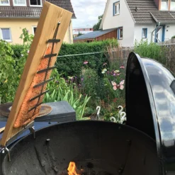 Flammlachsbrett Buche 140mm Schraub-Variante Mit 11mm Nut -BBQ Zubehoer Verkaufsgeschäft Flammlachsbrett Anwendung Kugelgrill 1