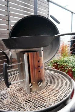 Grillfürst Dutch Oven Ständer / Pfannen Gestell -BBQ Zubehoer Verkaufsgeschäft Grillfuerst Dutch Oven Gestell Feuerstand Anzuendkamin
