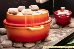 Grillfürst Emaillierter Dutch Oven Ohne Füsse DO12 - Rot -BBQ Zubehoer Verkaufsgeschäft Grillfuerst Dutch Oven emailliert Beispiel DO7 5 orange Briketts