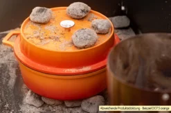 Grillfürst Emaillierter Dutch Oven Ohne Füsse DO6 - Rot -BBQ Zubehoer Verkaufsgeschäft Grillfuerst Dutch Oven farbig Beispiel DO7 5 orange Briketts