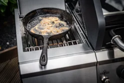 Grillfürst G750E Grill Control Edition 7-Brenner Doppelkammer - Gasgrill Mit Grill Control, Hochtemperaturbrenner, Seitenkocher, Heckbrenner Und Edelstahl Rosten -BBQ Zubehoer Verkaufsgeschäft Grillfuerst Gasgrill G750E Gusspfanne Steakzone