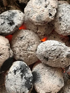 Grillfürst Grillbriketts 25kg 14 Grillfürst Grillbriketts 25kg -BBQ Zubehoer Verkaufsgeschäft Grillfuerst Grillbriketts angezuendet Glut