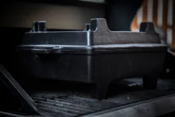 Grillfürst Dutch Oven Kastenform BK6 Aus Gusseisen -BBQ Zubehoer Verkaufsgeschäft Grillfuerst Gusseisen Dutch Oven Eckig Fuesse Rost