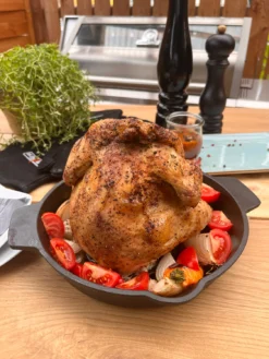 Grillfürst Hähnchenbräter / Hähnchenhalter Gusseisen - Mit Flüssigkeitsbehälter -BBQ Zubehoer Verkaufsgeschäft Grillfuerst Gusseisen Haehnchenhalter Gusspfanne