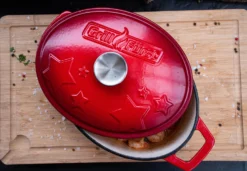 Grillfürst Dutch Oven Sternentöpfchen / Gusseisen Bräter - Emailliert - M - Rot -BBQ Zubehoer Verkaufsgeschäft Grillfuerst Sternentoepfchen M rot Deckel offen