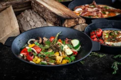 Grillfürst Gusseisen Wok Mit 2 Griffen Ø 30 Cm - X-Deal Inkl. Pflegepaste, Ringreiniger Und Kochlöffel -BBQ Zubehoer Verkaufsgeschäft Grillfuerst Wok Gusseisen Griffe 1