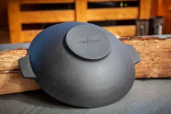 Grillfürst Gusseisen Wok Mit 2 Griffen Ø 30 Cm - X-Deal Inkl. Pflegepaste, Ringreiniger Und Kochlöffel -BBQ Zubehoer Verkaufsgeschäft Grillfuerst Wok Rueckseite 3 2 1