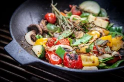 Grillfürst Gusseisen Wok Mit 2 Griffen Ø 30 Cm - X-Deal Inkl. Pflegepaste, Ringreiniger Und Kochlöffel -BBQ Zubehoer Verkaufsgeschäft Grillfuerst Wok gusseisen 1