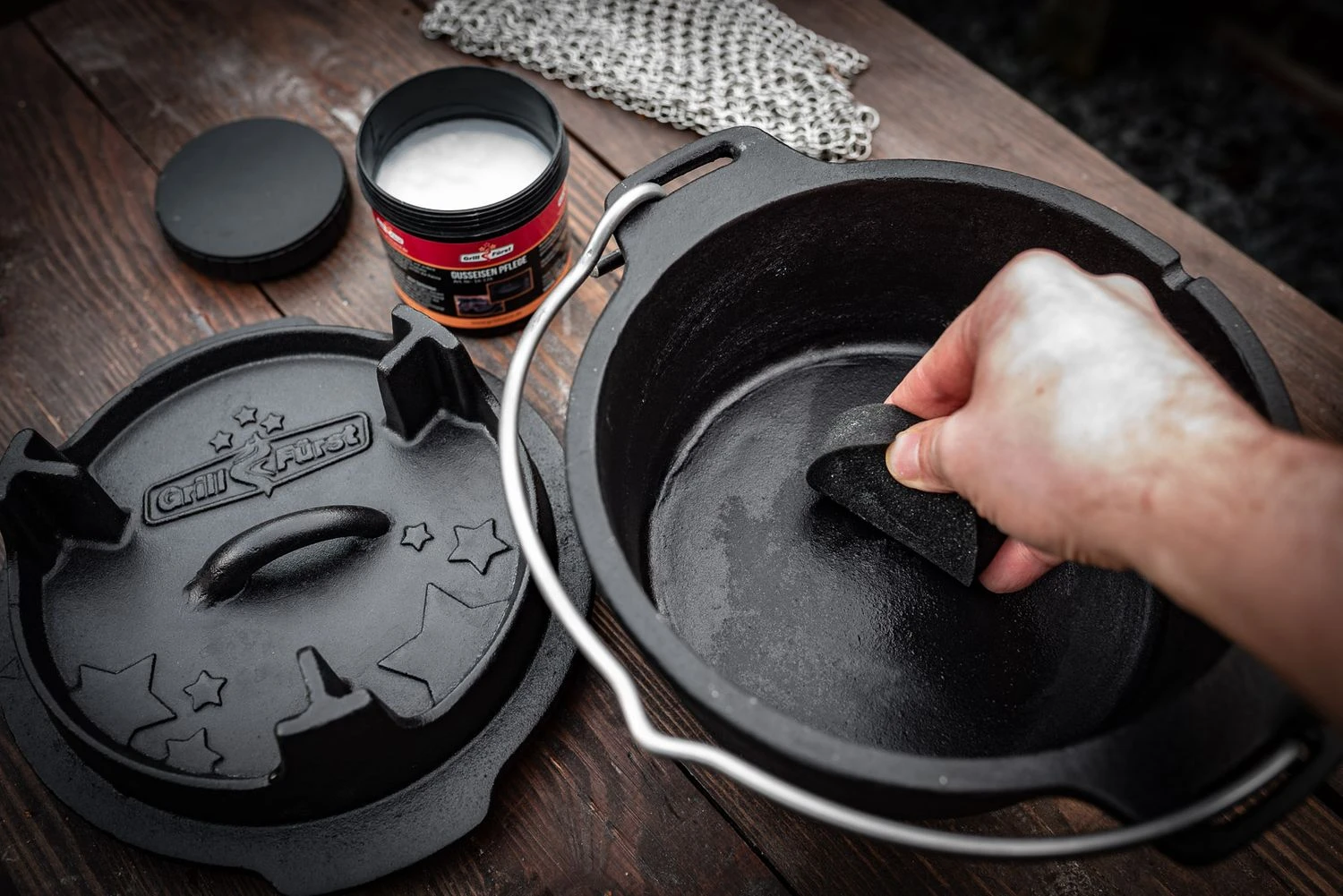 Grillfürst XXL Dutch Oven Set: Starterpaket Gusseisen - X-DEAL Mit Dutch Oven DO9+DO4, Kastenform BK4, Gusseisenpfanne Ø 30 Cm - Inkl. Großem Zubehörpaket 16 Grillfürst XXL Dutch Oven Set: Starterpaket Gusseisen - X-DEAL Mit Dutch Oven DO9+DO4, Kastenform BK4, Gusseisenpfanne Ø 30 Cm - Inkl. Großem Zubehörpaket – Bild 16