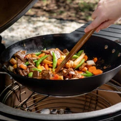 Kamado Joe Karbonstahl Wok 7 Kamado Joe Karbonstahl Wok -BBQ Zubehoer Verkaufsgeschäft Kamado Joe Wok Karbonstahl Mood01