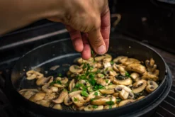 Grillfürst Dutch Oven BBQ Edition DO4 - Klaus Grillt Sonderedition -BBQ Zubehoer Verkaufsgeschäft Klaus grillt Dutch Oven Deckel Pilzpfanne 1