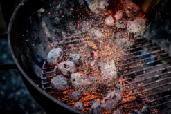 Männerglut Kokos - 10 Kg Grillbriketts Aus Kokosnuss-Schalen -BBQ Zubehoer Verkaufsgeschäft Maennerglut Briketts Kokosnuss