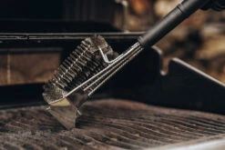 Moesta Profi BBQ- / Grillbürste No.1 -BBQ Zubehoer Verkaufsgeschäft Moesta Grillbuerste no1 Anwendung 10218 Schaber