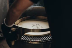 Moesta Smokin' PizzaRing - Pizza-Set (67cm) -BBQ Zubehoer Verkaufsgeschäft Moesta Pizzaring Pizzaset Anwendung01