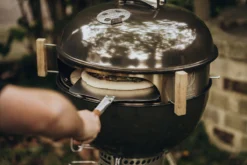 Moesta Smokin' PizzaRing - Pizza-Set (67cm) -BBQ Zubehoer Verkaufsgeschäft Moesta Pizzaring Pizzaset Anwendung03