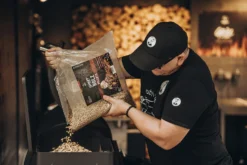 Moesta Pelletgrill Sheriff Inklusive Ablagebrett PaperBlank Schwarz - Modell 2023 -BBQ Zubehoer Verkaufsgeschäft Moesta Sheriff Pelletgrill pellets einfuellen 10593 1