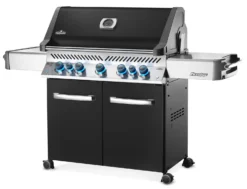 Napoleon Prestige 665 Gasgrill, Schwarz - Mit Safety Glow - Modell 2023 - SMART Deal Inkl. Grillfürst Grill Control -BBQ Zubehoer Verkaufsgeschäft Napoleon Prestige 665 schwarz Angle Black KnbsOn