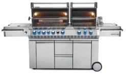 Napoleon Prestige Pro 825-3 Edelstahl Gasgrill Inkl. Drehspieß Und Bodenbeleuchtung - Modell 2023 - SMART Deal Inkl. Grillfürst Grill Control Mit Companion Device Und Einstichthermometer -BBQ Zubehoer Verkaufsgeschäft Napoleon Prestige Pro 825 Gasgrill offen