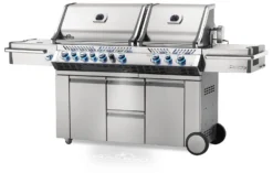 Napoleon Prestige Pro 825-3 Edelstahl Gasgrill Inkl. Drehspieß Und Bodenbeleuchtung - Modell 2023 - SMART Deal Inkl. Grillfürst Grill Control Mit Companion Device Und Einstichthermometer -BBQ Zubehoer Verkaufsgeschäft Napoleon Prestige Pro 825 Gasgrill seitlich