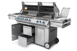Napoleon Prestige Pro 825-3 Edelstahl Gasgrill Inkl. Drehspieß Und Bodenbeleuchtung - Modell 2023 - SMART Deal Inkl. Grillfürst Grill Control Mit Companion Device Und Einstichthermometer -BBQ Zubehoer Verkaufsgeschäft Napoleon Prestige Pro 825 Gasgrill seitlich offen