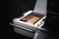 Napoleon Prestige Pro 665-3 Edelstahl Gasgrill Inkl. Drehspieß - Modell 2023 - SMART Deal Inkl. Grillfürst Grill Control Mit Companion Device Und Einstichthermometer 28 Napoleon Prestige Pro 665-3 Edelstahl Gasgrill Inkl. Drehspieß - Modell 2023 - SMART Deal Inkl. Grillfürst Grill Control Mit Companion Device Und Einstichthermometer -BBQ Zubehoer Verkaufsgeschäft Napoleon Prestige Pro Sizzle Zone Offen