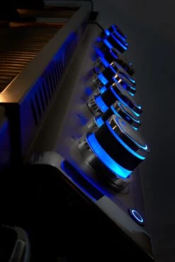 Napoleon Prestige Pro 665-3 Edelstahl Gasgrill Inkl. Drehspieß - Modell 2023 - SMART Deal Inkl. Grillfürst Grill Control Mit Companion Device Und Einstichthermometer 35 Napoleon Prestige Pro 665-3 Edelstahl Gasgrill Inkl. Drehspieß - Modell 2023 - SMART Deal Inkl. Grillfürst Grill Control Mit Companion Device Und Einstichthermometer -BBQ Zubehoer Verkaufsgeschäft Napoleon Prestige Pro beleuchtere Drehregler blau