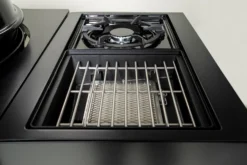 Outdoorchef Gas Kugelgrill Arosa 570 G Evo Black Style - Inkl. Blazing-/Cooking Zone Kit Plus Und Plancha -BBQ Zubehoer Verkaufsgeschäft Outdoochef Kugelgrill Arosa 570 G Blazing Zone